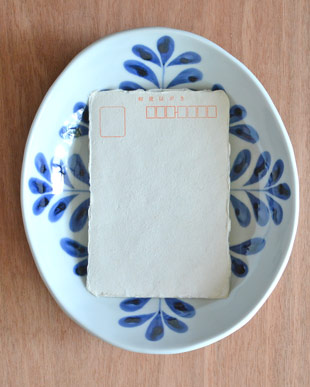 砥部焼・陶房遊　ブルーリーフのカレー鉢をはがきと比較して