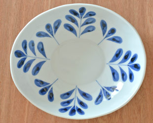 砥部焼・陶房遊　ブルーリーフのカレー鉢を上から見て