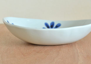 砥部焼・陶房遊　ブルーリーフのカレー鉢を横から見て