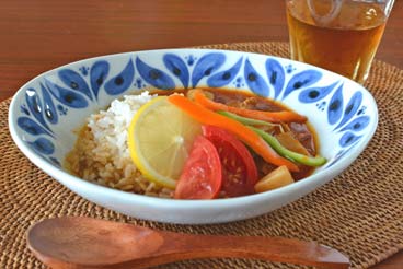 砥部焼・陶房遊　ブルーフラワーのカレー鉢にカレーを