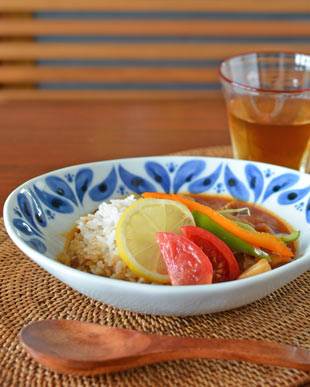 砥部焼　ブルーフラワーのカレー鉢にカレーを