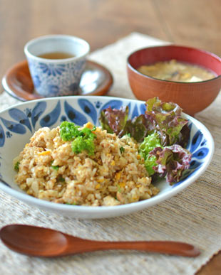 砥部焼・陶房遊　ブルーフラワーのカレー鉢に炒飯を