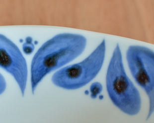 砥部焼・陶房遊　ブルーフラワーのカレー鉢に絵付け