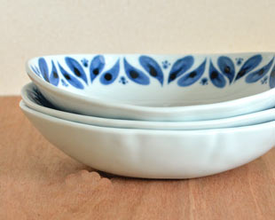 砥部焼・陶房遊　ブルーフラワーのカレー鉢を重ねて