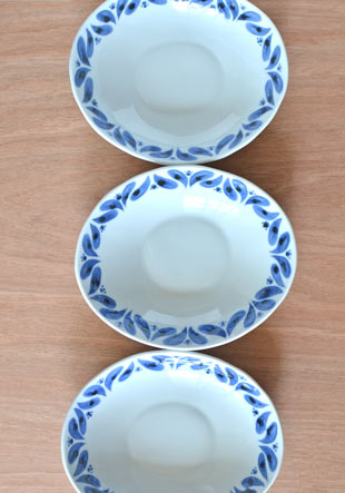 砥部焼・陶房遊　ブルーフラワーのカレー鉢を並べて