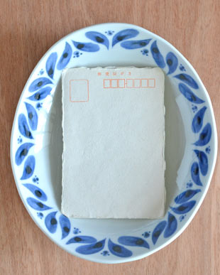 砥部焼・陶房遊　ブルーフラワーのカレー鉢をはがきと比較して