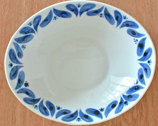 砥部焼・陶房遊　ブルーフラワーのカレー鉢を上から見て