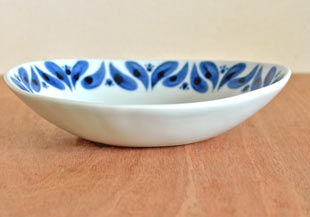 砥部焼・陶房遊　ブルーフラワーのカレー鉢を横から見て