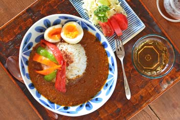 砥部焼・陶房遊　花市松のカレー鉢にカレーを