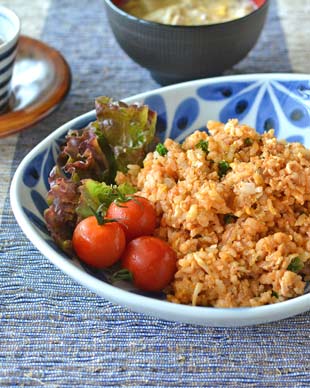 砥部焼・陶房遊　花市松のカレー鉢にチキンライスを