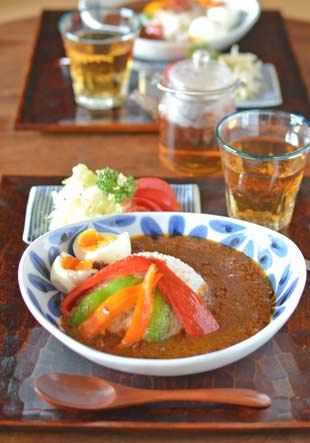 砥部焼・陶房遊　花市松のカレー鉢にカレーを