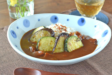 砥部焼・陶房遊　水玉のカレー鉢にカレーを