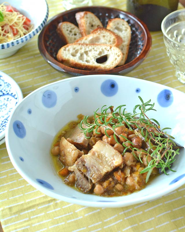 砥部焼　水玉のカレー鉢に煮物を