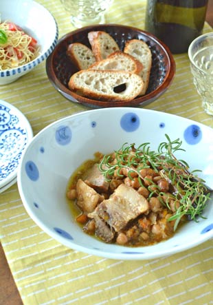 砥部焼・陶房遊　水玉のカレー鉢に煮物を