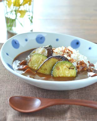砥部焼・陶房遊　水玉のカレー鉢にカレーを