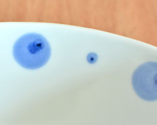 砥部焼・陶房遊　水玉のカレー鉢の絵付け