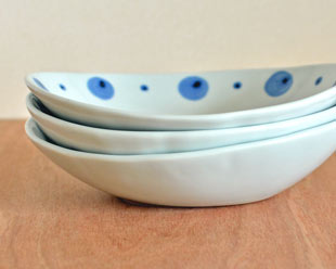 砥部焼・陶房遊　水玉のカレー鉢を重ねて