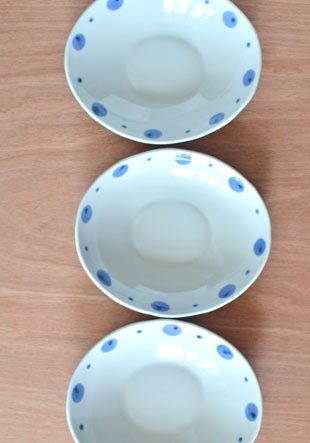 砥部焼・陶房遊　水玉のカレー鉢を並べて