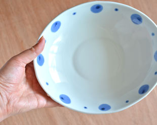 砥部焼・陶房遊　水玉のカレー鉢を手に持って