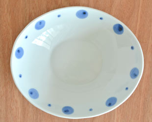 砥部焼・陶房遊　水玉のカレー鉢を上から見て