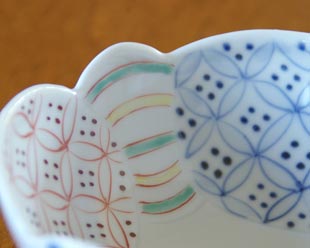 砥部焼・陶房遊　彩り紋の小鉢の絵付け