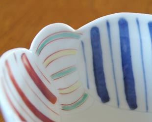 砥部焼・陶房遊　彩り紋の小鉢の絵付け