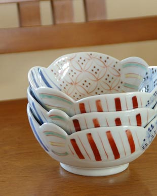 砥部焼・陶房遊　彩り紋の小鉢を重ねて