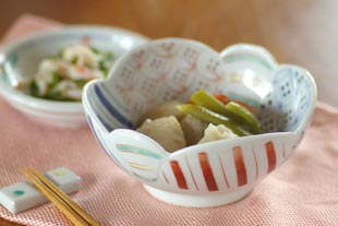 砥部焼・陶房遊　彩り紋の小鉢に煮物を盛って