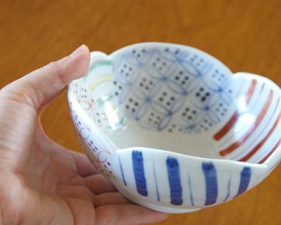 砥部焼・陶房遊　彩り紋の小鉢を手に持って