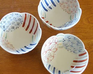 砥部焼・陶房遊　彩り紋の絵付け