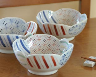 砥部焼・陶房遊　彩り紋の小鉢を横から見て