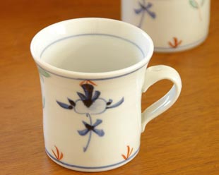 砥部焼　花ちらしのマグカップ