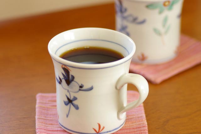 砥部焼・陶房遊　花ちらしのマグカップにコーヒーを淹れて