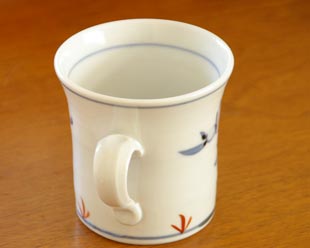 砥部焼・陶房遊　花ちらしのマグカップの持ち手