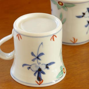 砥部焼・陶房遊　花ちらしのマグカップを伏せたところ