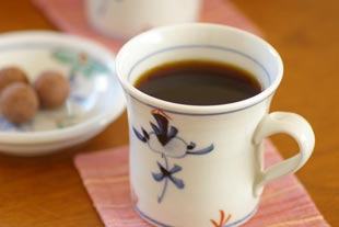 陶房遊　花ちらしのマグカップにコーヒーを