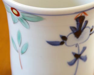 砥部焼・陶房遊　花ちらしのマグカップの絵付け