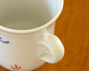 砥部焼・陶房遊　花ちらしのマグカップの持ち手部分