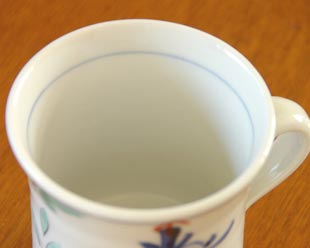 砥部焼・陶房遊　花ちらしのマグカップを上から見て