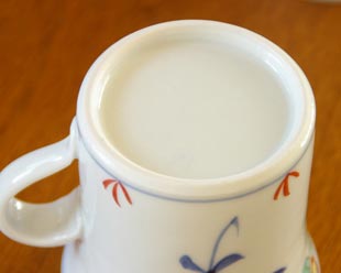 砥部焼・陶房遊　花ちらしのマグカップの底面