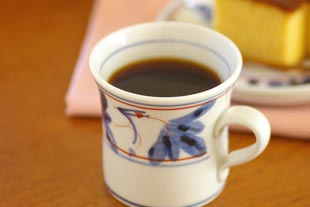 陶房遊　しだ紋のマグカップにコーヒーを