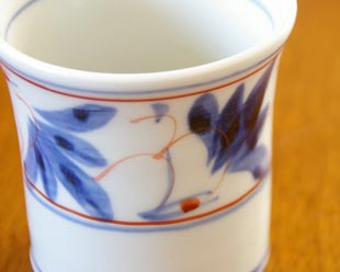 砥部焼・陶房遊　しだ紋のマグカップの絵付け