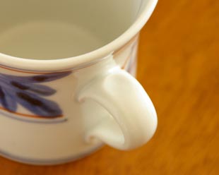 砥部焼・陶房遊　しだ紋のマグカップの持ち手部分