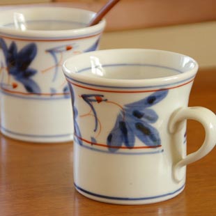 砥部焼・陶房遊　しだ紋のマグカップを横から見て