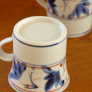 砥部焼・陶房遊　しだ紋のマグカップを伏せて