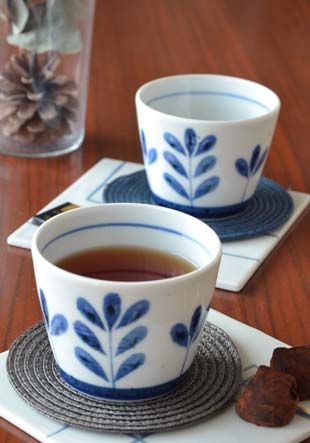 砥部焼・陶房遊　ブルーリーフのそばちょこに紅茶を