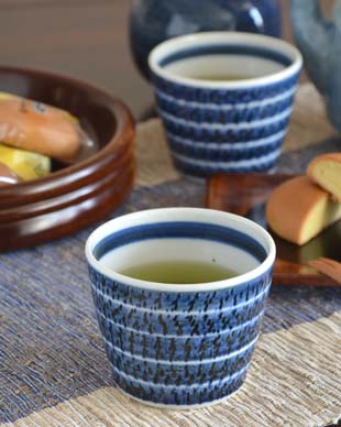 砥部焼・陶房遊　駒とびかんなのそばちょこに緑茶を