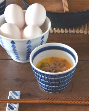 砥部焼・陶房遊　駒とびかんなのそばちょこに卵を