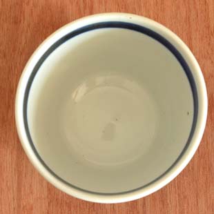 砥部焼・陶房遊　駒とびかんなのそばちょこを上から見て