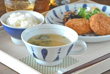 砥部焼・陶房遊　あまつぶのスープカップに味噌汁を